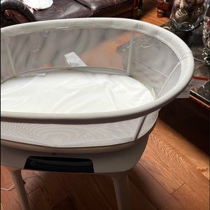 4 moms @ mamaRoo sleep